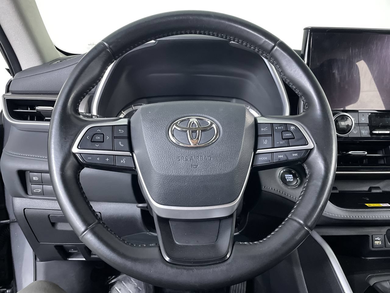 Used 2023 Toyota Highlander XLE AWD/4WD image 14