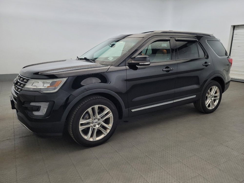 Used 2017 Ford Explorer XLT w/ Equipment Group 202A AWD/4WD image 2