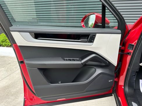 Used 2025 Porsche Cayenne E-Hybrid image 14