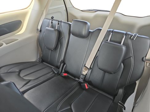 Used 2024 Chrysler Pacifica Limited FWD image 16
