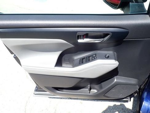 Used 2022 Toyota Highlander XLE AWD/4WD image 21