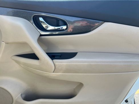 Used 2016 Nissan Rogue SL w/ SL Premium Package FWD image 34