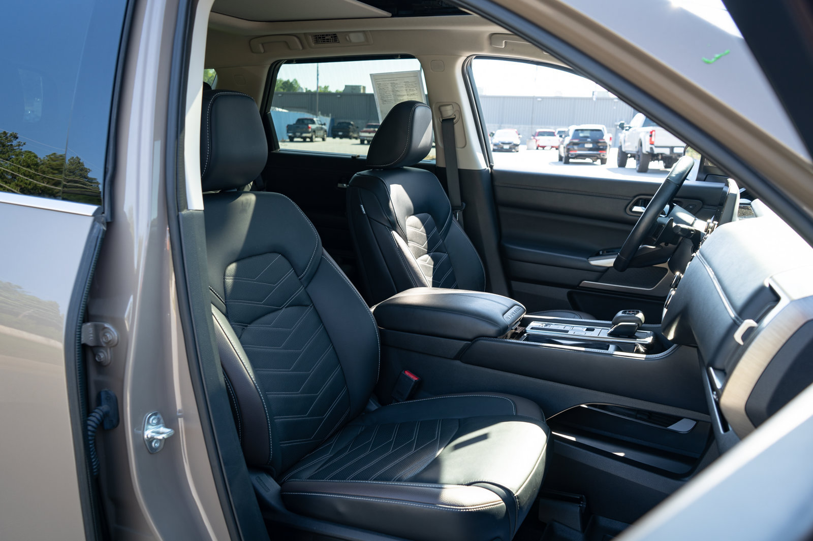 Used 2023 Nissan Pathfinder Platinum w/ Cargo Package FWD image 24