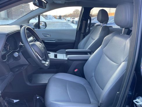 Used 2025 Toyota Sienna XLE image 29