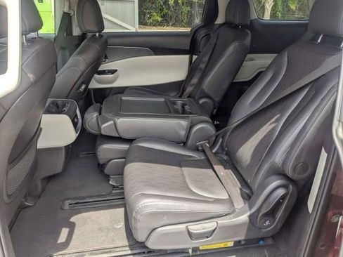 Used 2024 Kia Carnival LX FWD image 18