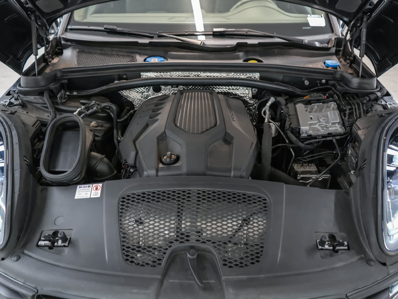 Certified 2024 Porsche Macan AWD/4WD image 32