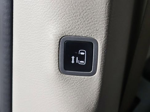 Used 2023 Chrysler Pacifica Touring-L FWD image 25