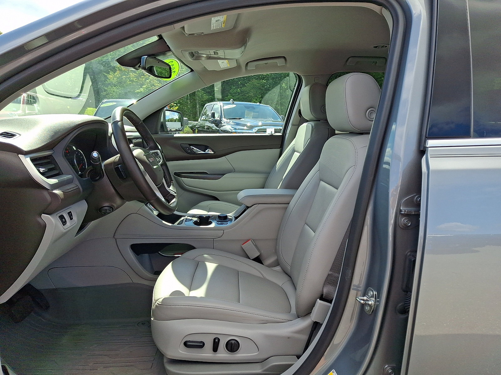 Certified 2023 GMC Acadia SLT w/ Preferred Package FWD image 14
