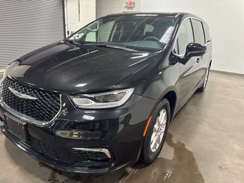 Used 2023 Chrysler Pacifica Touring-L FWD image 6