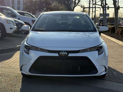 Used 2021 Toyota Corolla LE image 2