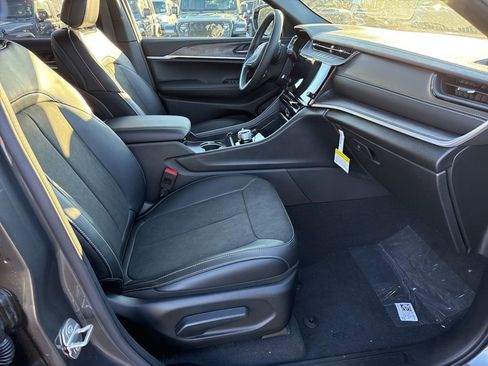 New 2026 Jeep Grand Cherokee Altitude image 10
