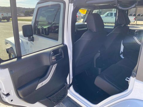 Used 2017 Jeep Wrangler Unlimited Sahara w/ Connectivity Group AWD/4WD image 17