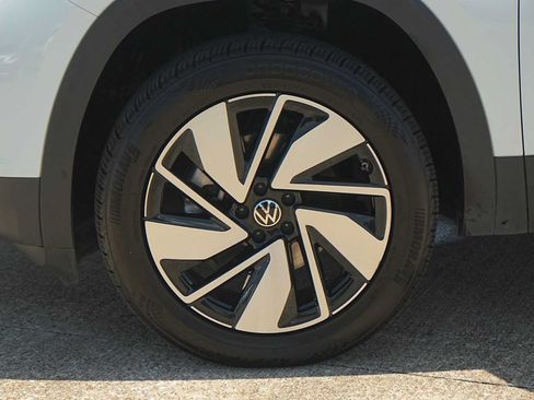Used 2025 Volkswagen Atlas SE FWD image 7
