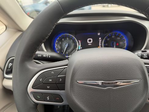 Used 2023 Chrysler Pacifica Touring-L FWD image 28
