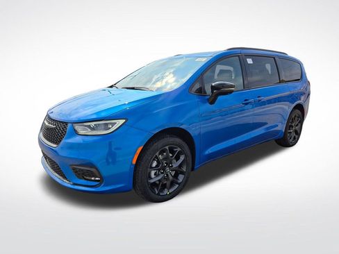 New 2026 Chrysler Pacifica Limited w/ Uconnect Theater Family Group AWD/4WD image 8