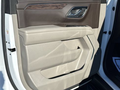 Used 2022 Chevrolet Suburban LT w/ Luxury Package image 9