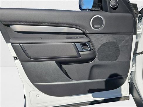 New 2025 Land Rover Discovery Dynamic SE image 28