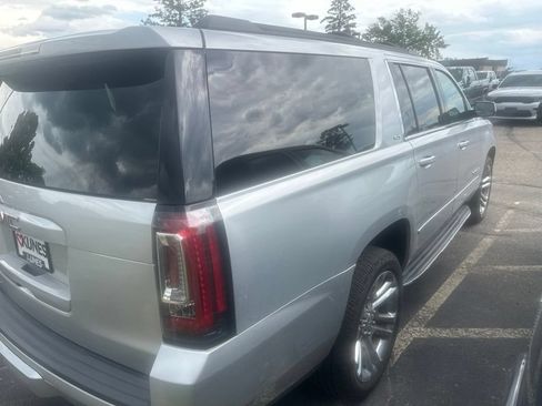 Used 2020 GMC Yukon XL SLT w/ Premium Edition AWD/4WD image 8