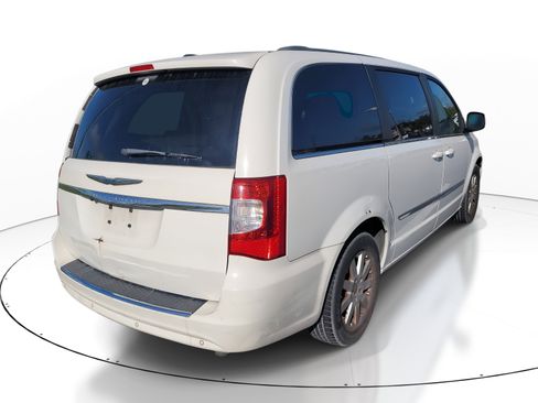 Used 2011 Chrysler Town & Country Touring-L image 4