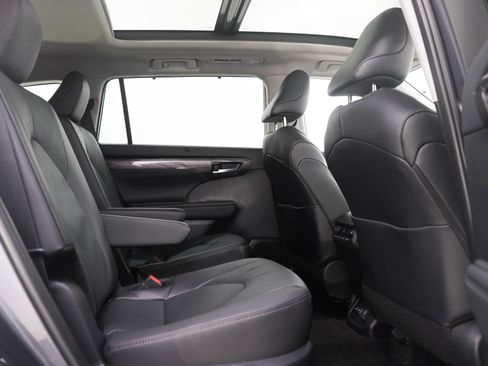 Used 2025 Toyota Highlander Platinum image 12