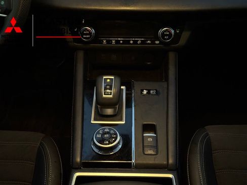 Used 2024 Mitsubishi Outlander 4WD Plug-In Hybrid image 17