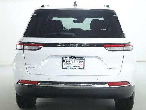 Used 2023 Jeep Grand Cherokee Laredo X AWD/4WD image 41
