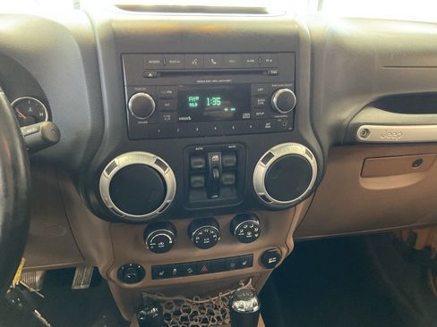 Used 2014 Jeep Wrangler Unlimited Rubicon image 14