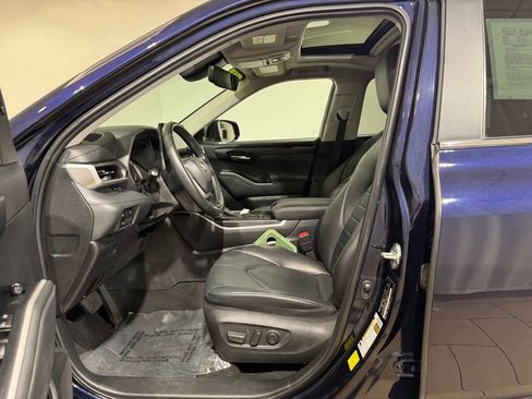 Used 2023 Toyota Highlander XLE AWD/4WD image 13