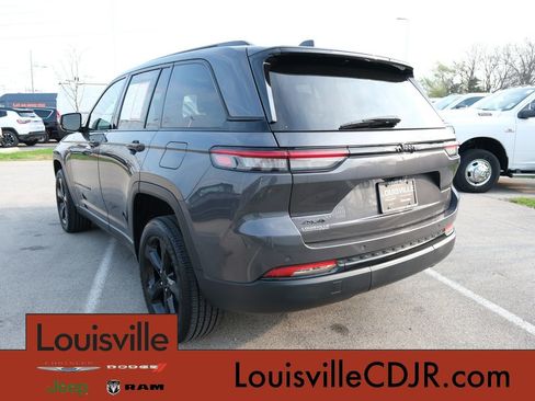 Used 2022 Jeep Grand Cherokee Altitude AWD/4WD image 9