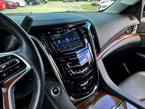 Used 2017 Cadillac Escalade Premium Luxury image 5