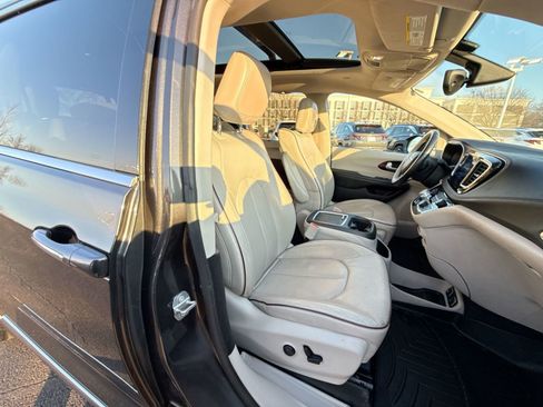 Used 2017 Chrysler Pacifica Limited w/ UConnect Theater Package image 24