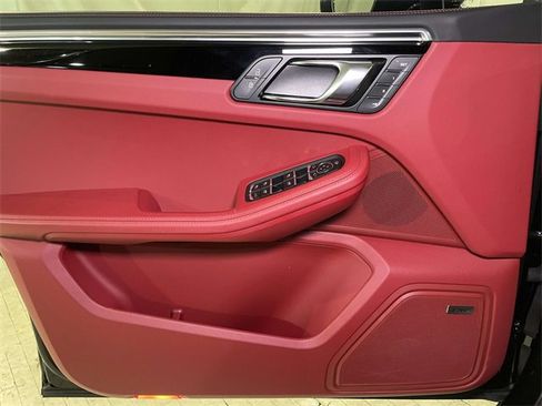 Used 2025 Porsche Macan image 37