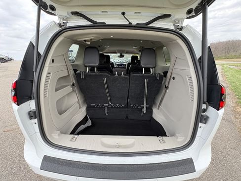 Used 2024 Chrysler Pacifica Touring-L FWD image 15
