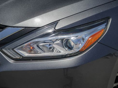 Used 2018 Nissan Altima 2.5 SV FWD image 2