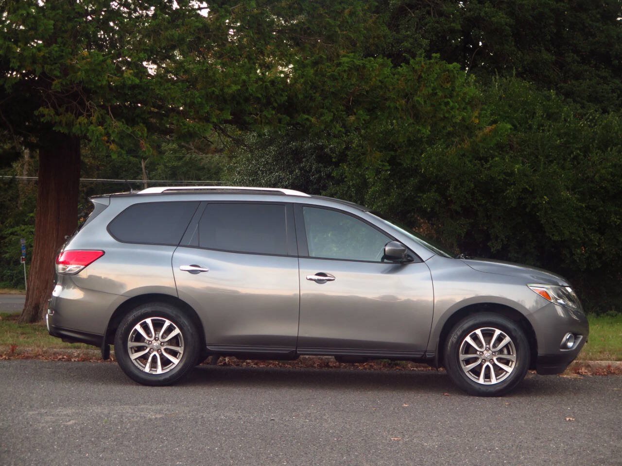 Used 2015 Nissan Pathfinder SV w/ Trailer Tow Package FWD image 5