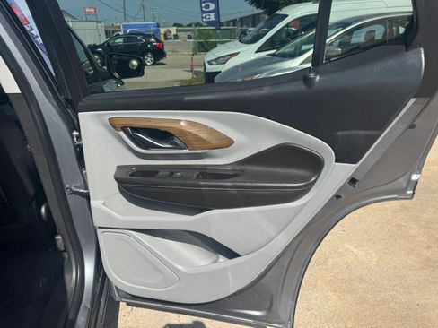 Used 2020 GMC Terrain SLE w/ Driver Convenience Package FWD image 13