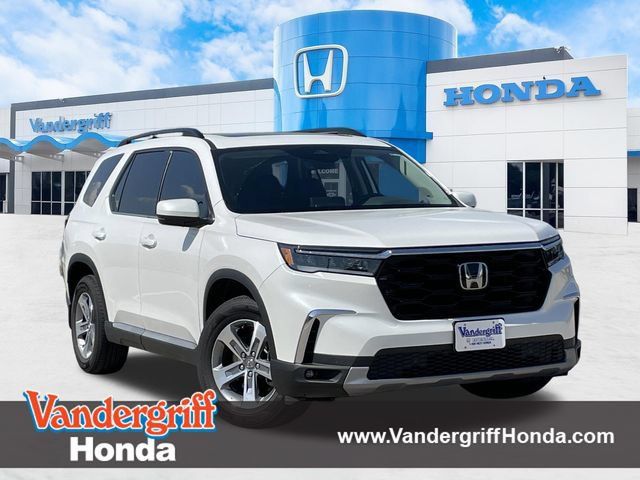 Used 2025 Honda Pilot Touring image 1