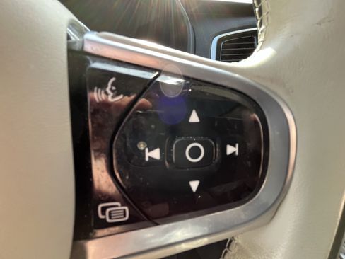 Used 2022 Volvo XC90 T6 Momentum w/ Advanced Package image 20