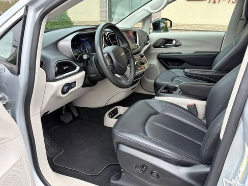 Used 2024 Chrysler Pacifica Touring-L FWD image 6