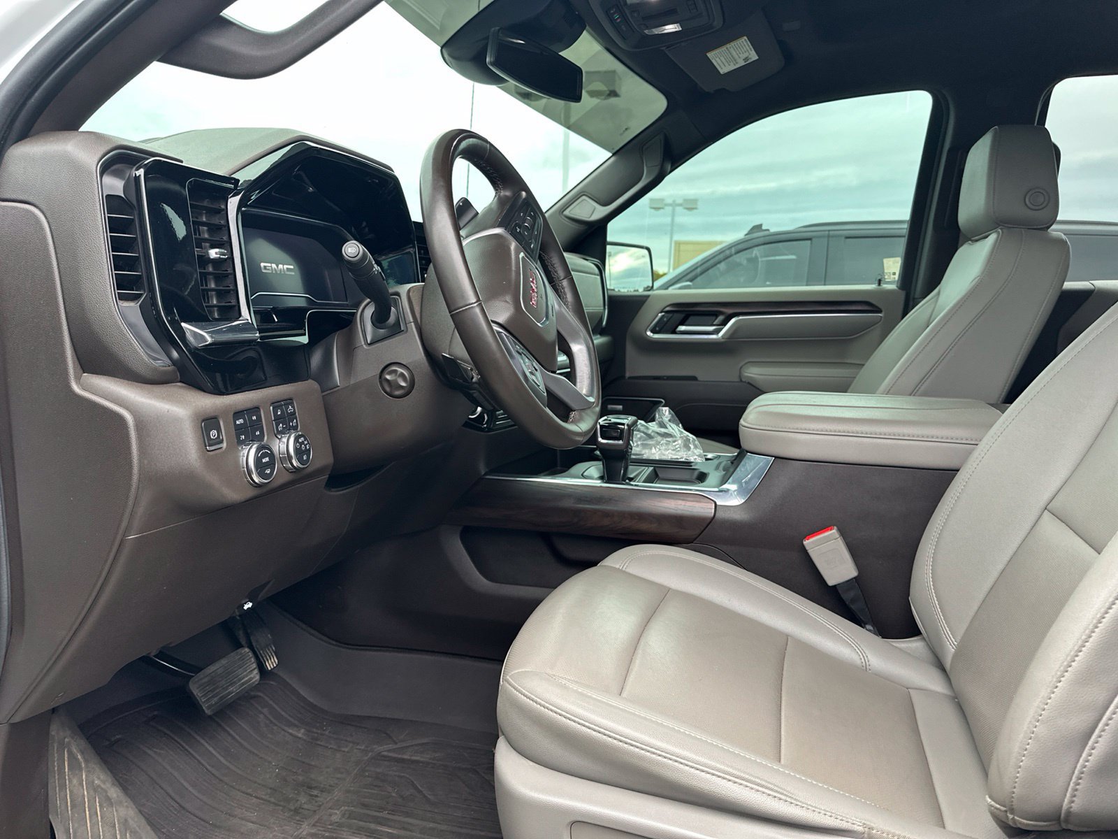 Used 2024 GMC Sierra 1500 SLT AWD/4WD image 9