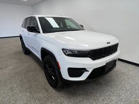 Certified 2024 Jeep Grand Cherokee Altitude image 17