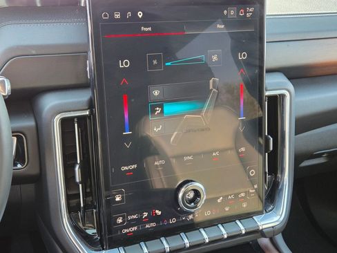 Used 2025 GMC Yukon Denali AWD/4WD image 33