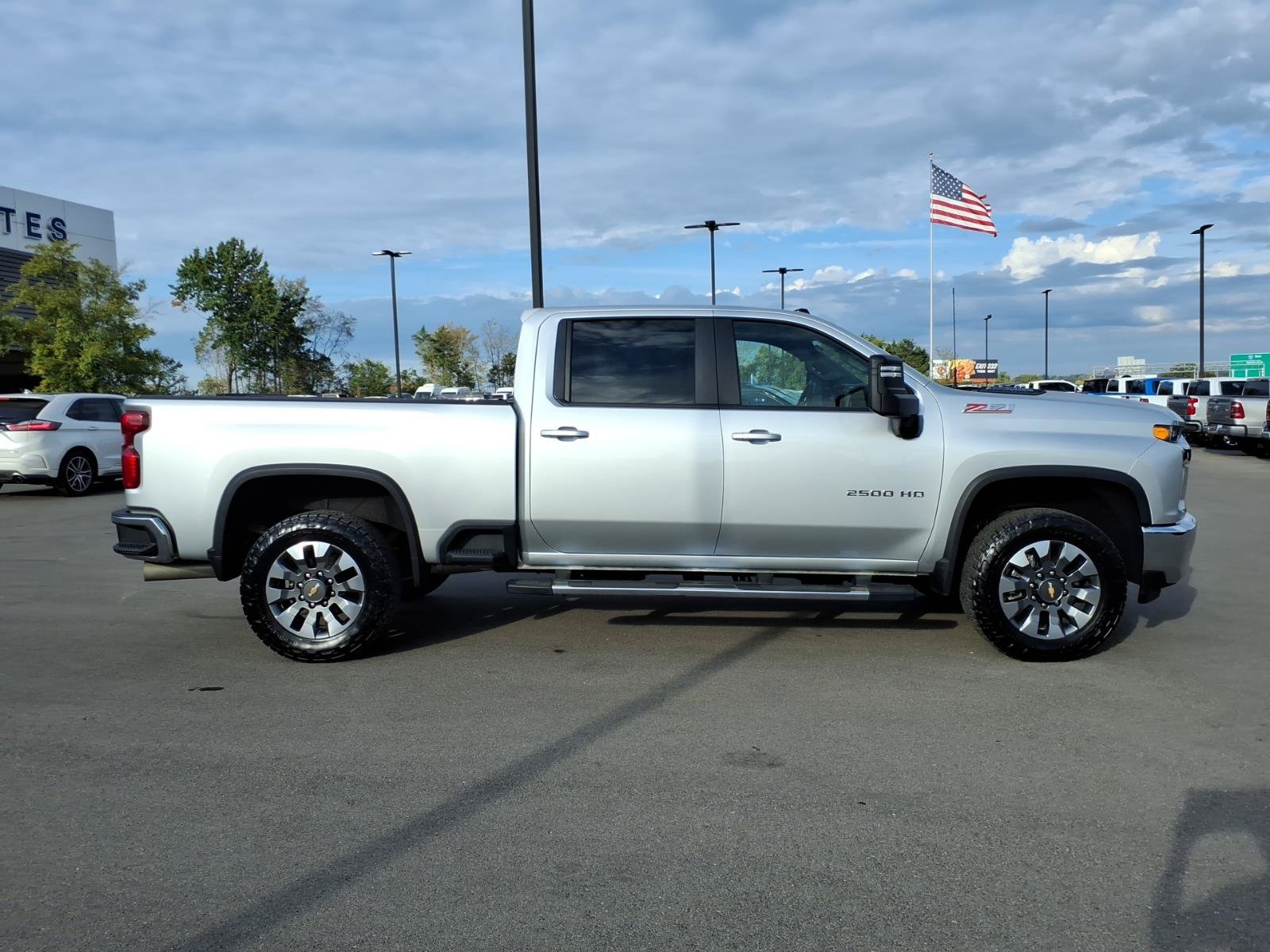 Used 2022 Chevrolet Silverado 2500 LT w/ Convenience Package AWD/4WD image 2