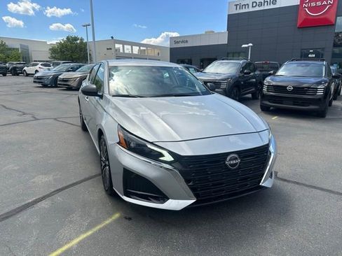 Used 2024 Nissan Altima 2.5 SV FWD image 2