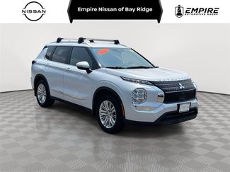 Used 2023 Mitsubishi Outlander ES image 1