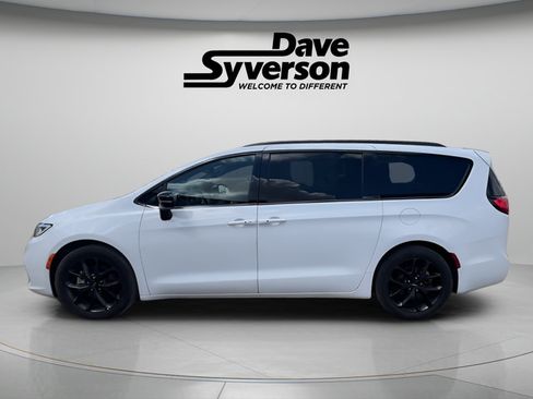 Used 2025 Chrysler Pacifica Limited FWD image 8