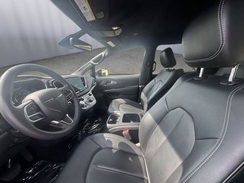 Used 2025 Chrysler Pacifica Select FWD image 30