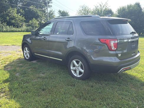 Used 2017 Ford Explorer XLT w/ Equipment Group 202A AWD/4WD image 4