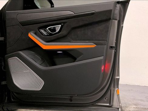 Used 2022 Lamborghini Urus image 26