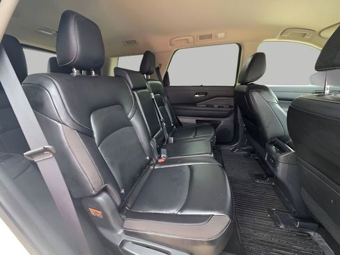 Used 2024 Nissan Pathfinder SL AWD/4WD image 9